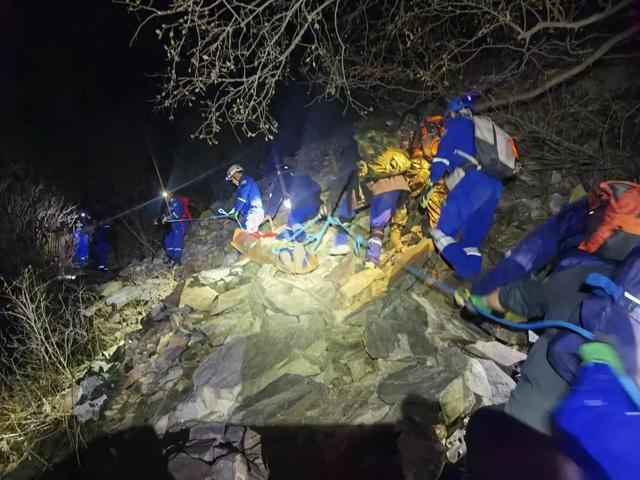 男子带娃登山身亡孩子以为爸爸睡了