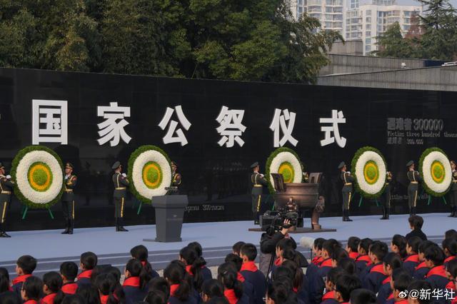 仪仗队向遇难同胞敬献花圈