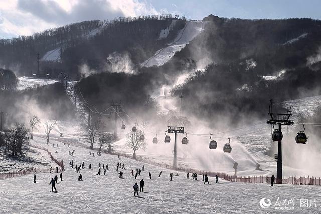 “冷资源”里的“热经济” 冰雪运动点燃冬季热情