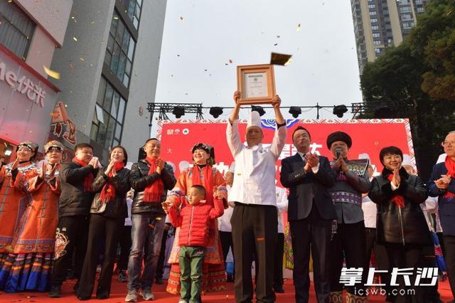 吉尼斯纪录 世界最大锅杀猪菜 冬至美食挑战成功