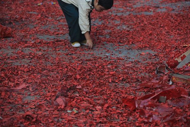 佛山郑州等地明确春节可燃放烟花 多地政策调整引发关注