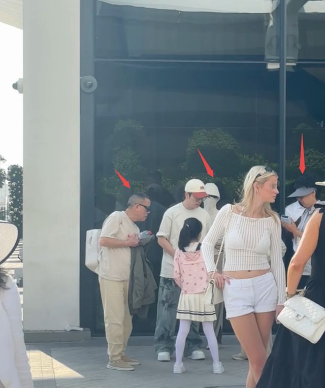 王栎鑫带家人游玩迪拜 温馨画面曝光