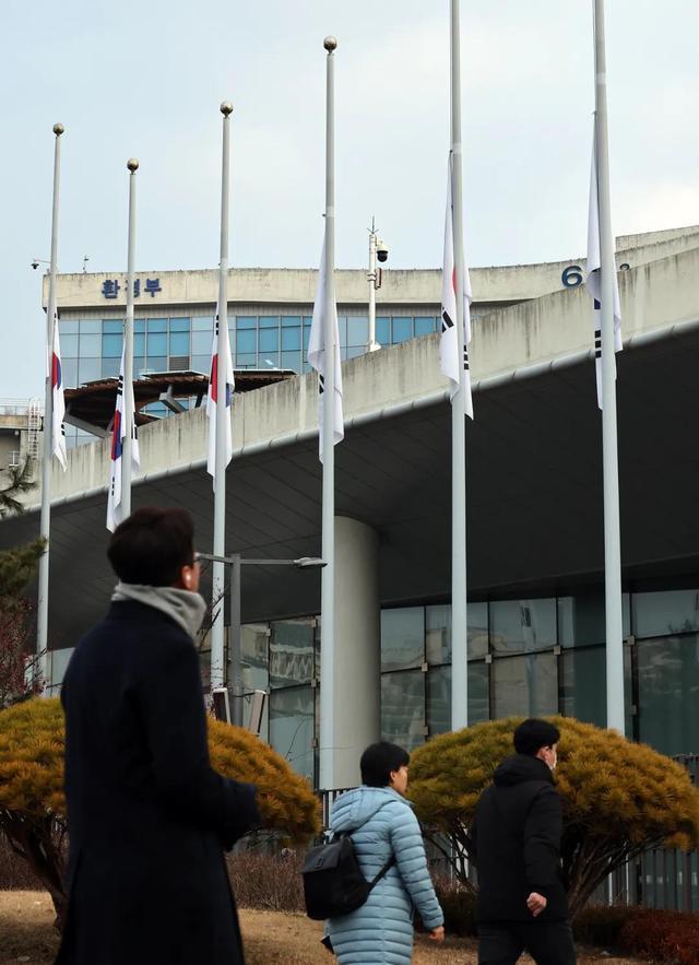 韩国空难幸存空少恐全身瘫痪 唯一男性幸存者状况危急