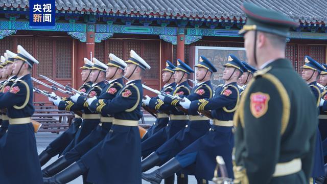 国旗护卫队和军乐团送上新年祝福