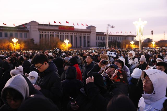 5.1万人见证五星红旗与新年的太阳一同升起 共迎2025年第一天