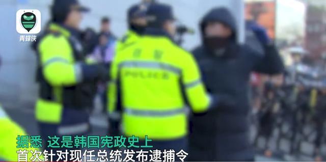 韩国法院对尹锡悦发布逮捕令后，总统官邸前警车排成长龙引发关注