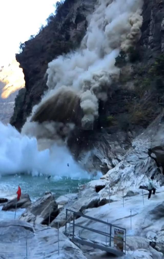 虎跳峡景区回应网友称发生山体滑坡