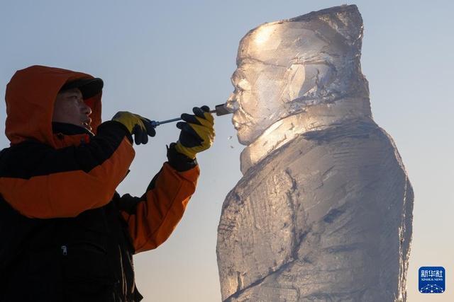 哈尔滨也有自己的“冰”马俑 五尊姿态各异亮相冰雪大世界