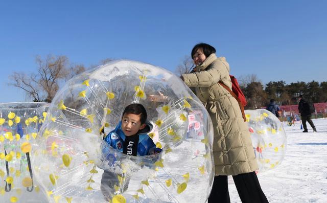 圆明园设置46条雪滑道供游客狂欢 冰雪乐园乐趣多