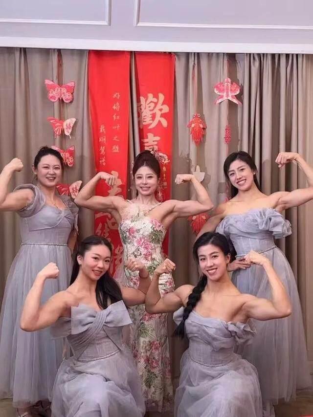 女子健身冠軍結(jié)婚時(shí)大秀肌肉 姐妹團(tuán)世界冠軍云集