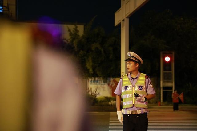 辅警被逃逸车辆拖行不幸牺牲