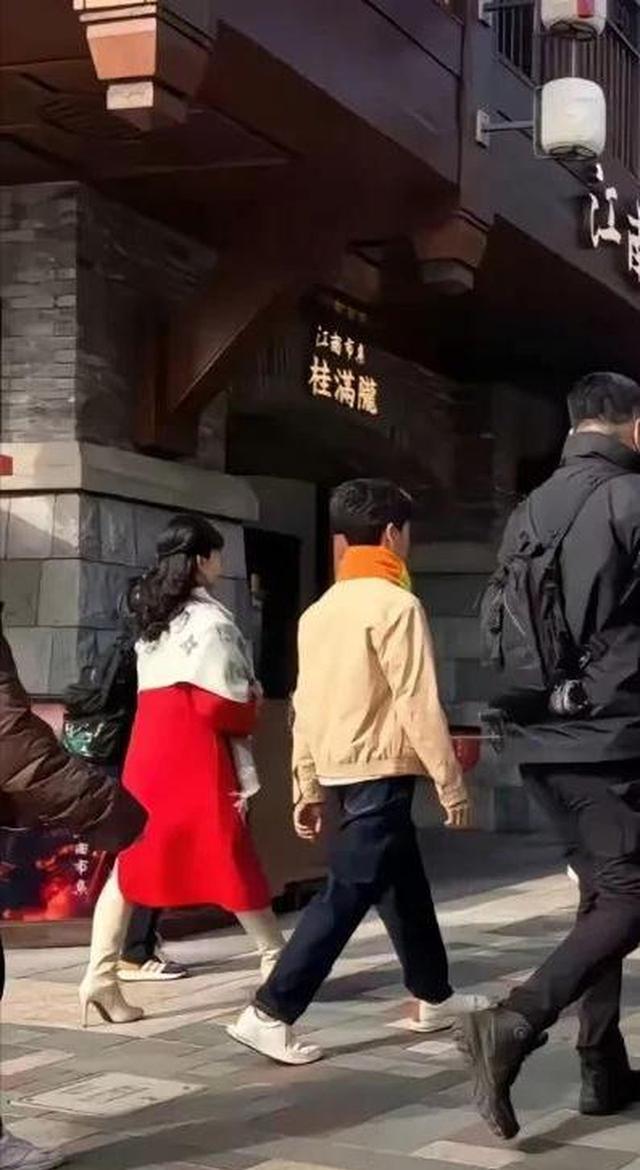 71歲趙雅芝陪38歲兒子玩迪士尼,，母子如姐弟 優(yōu)雅凍齡引熱議