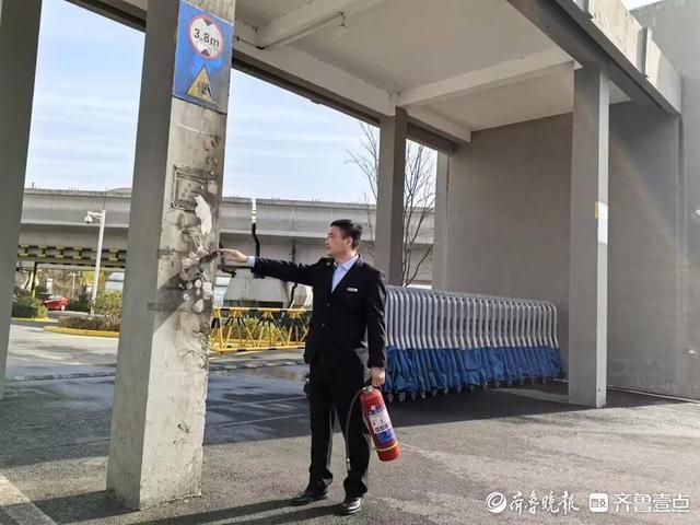 車輛自燃失控撞門柱 保安果斷處置 專業(yè)救火獲消防表揚