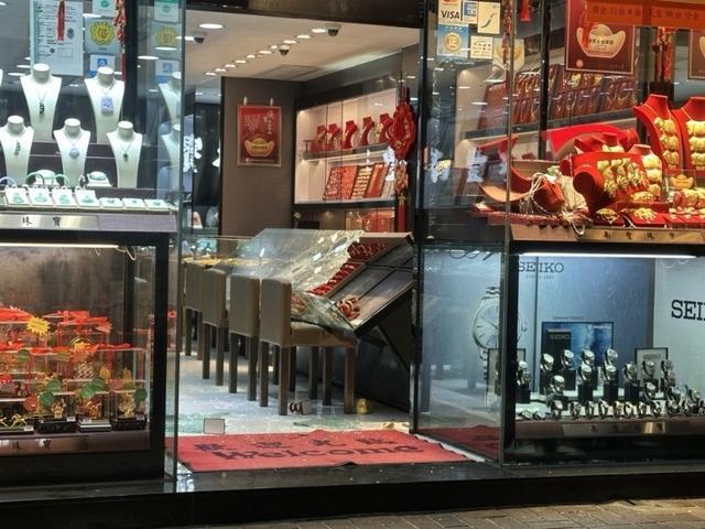 四名蒙面劫匪打劫香港珠寶店 警方展開追緝行動