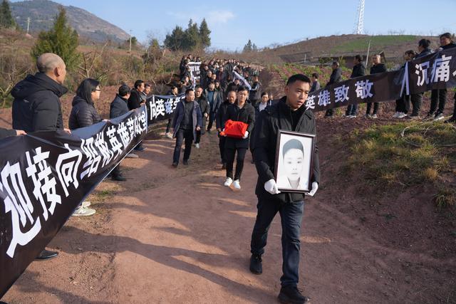 男子跳江救人牺牲 市民夹道送别 英雄荣归故里