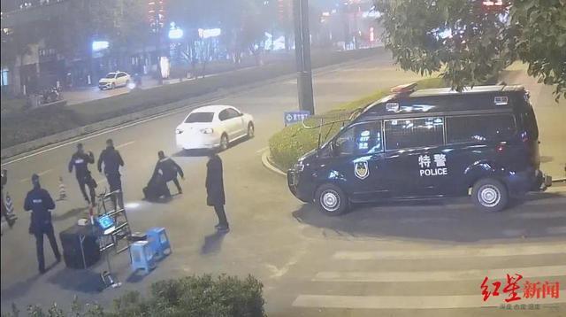 車內藏槍強行沖卡