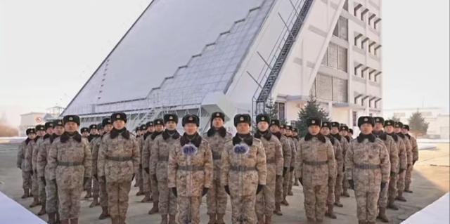 解放軍給全國人民拜年,，身后漏出“國之重器”