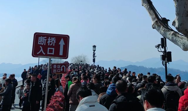 浙江普陀山“人從眾” 景區(qū)限流門票售罄