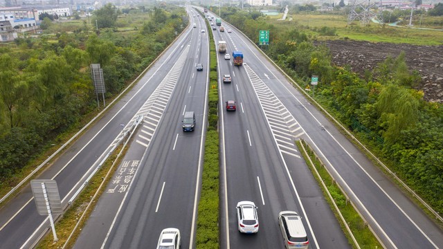 兩車高速陪跑一段路程，分別時雙閃告別