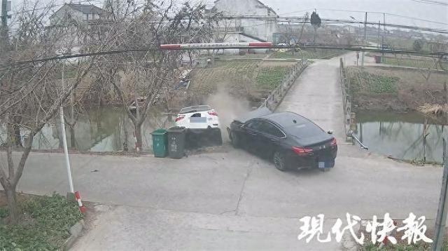 車輛墜河家人將嬰兒托舉出水