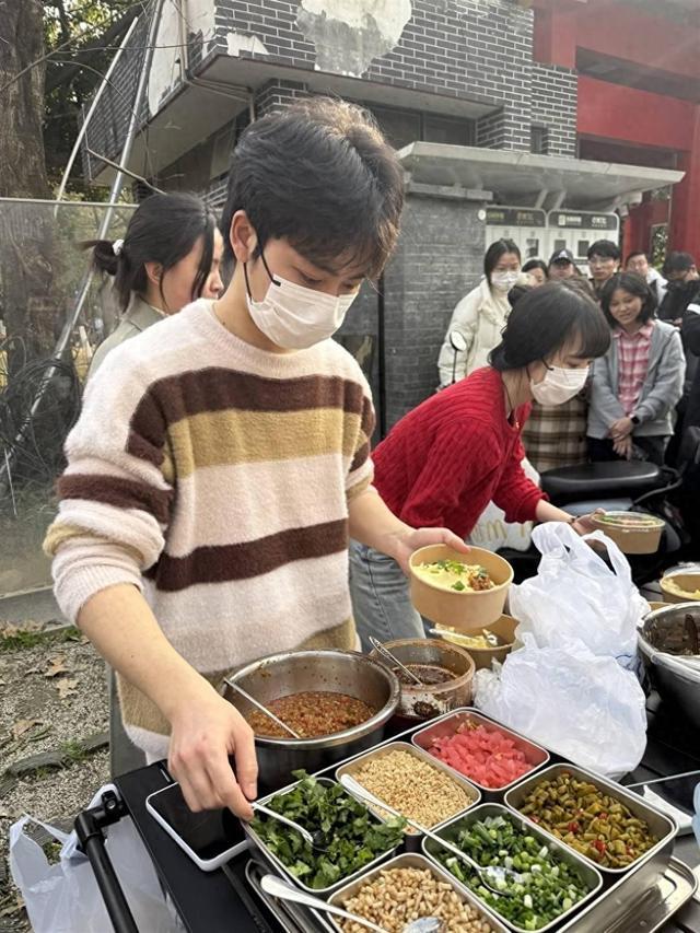 別過度迷戀擺攤一夜致富的神話