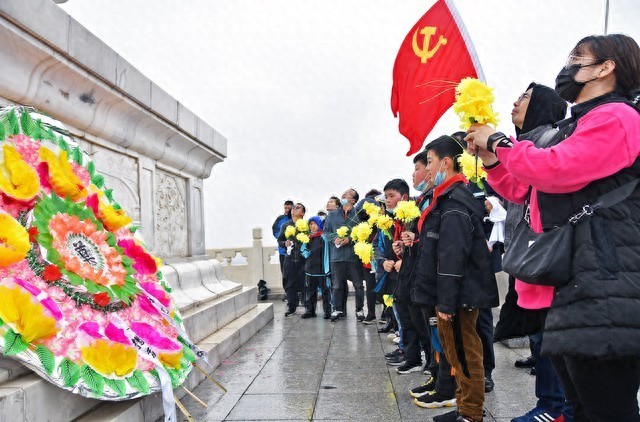 傳承！寧夏2300名師生徒步百里祭英烈