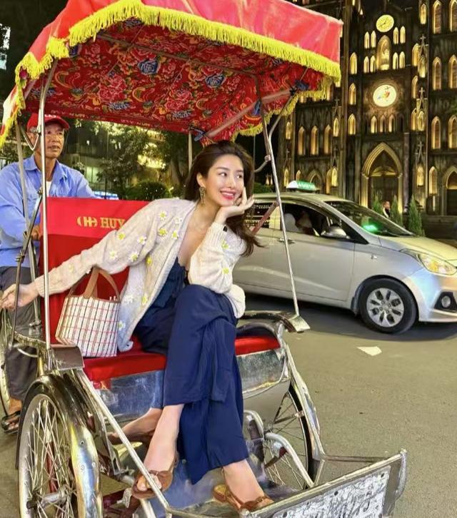 杨采钰怀胎 孕肚彰着现身京都
