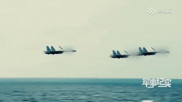 歼15超低空掠海突袭 展现强大突防能力
