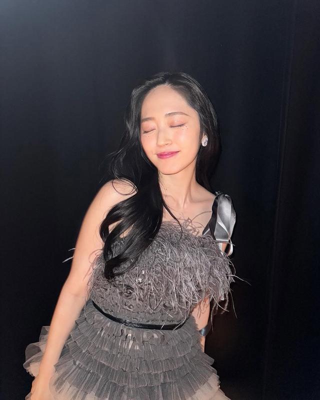 英超太太团迎顶级女神！日本国脚随利兹联升超，女友是铃木爱理 田中碧闪耀英冠赛场