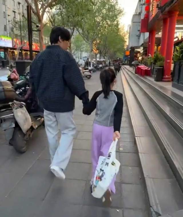 伊能静秦昊参加女儿学校活动 一家三口温馨互动