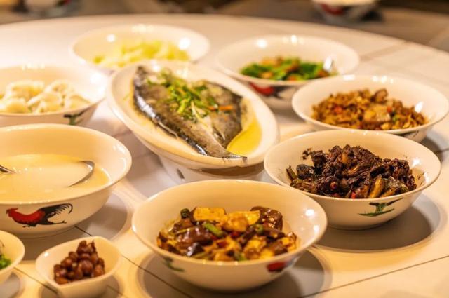 下館子后狂喝水可能不是因?yàn)槲毒? ></p><p>然而,，在享受美食之后,，許多人會(huì)感到口渴，有時(shí)甚至需要半夜找水喝,。這種現(xiàn)象不僅發(fā)生在用餐時(shí)飲用飲料,，還包括餐后想喝冰涼的奶茶或幾小時(shí)后繼續(xù)喝水的情況。</p><p class=