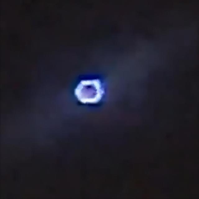 美國有人拍到疑似可變形UFO 加州沙漠神秘目擊