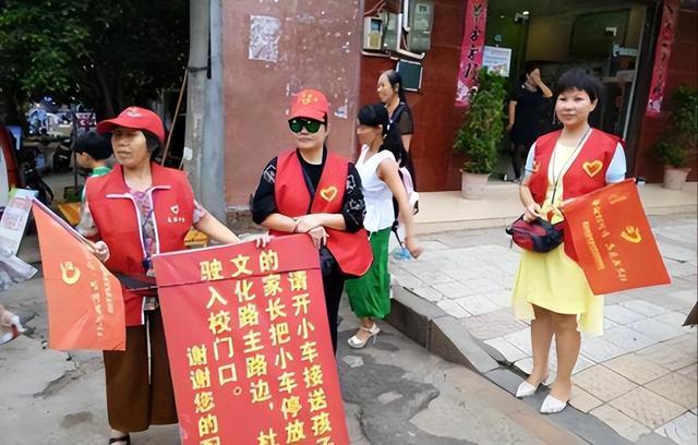 教育局回應(yīng)學(xué)校要求家長(zhǎng)參與護(hù)學(xué)崗 家長(zhǎng)不滿情緒高漲