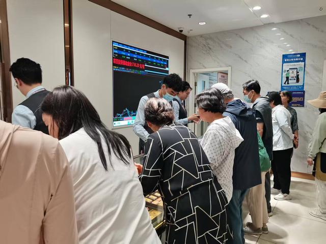 金價下跌買金條的人排成長龍 投資者趁機“抄底”