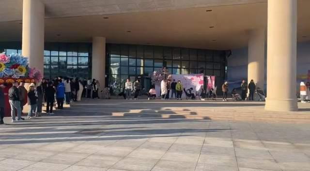 新人涌到“愛情圣地”賽里木湖領證 520浪漫爆棚