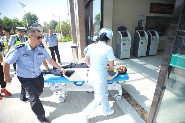 男子被父母責(zé)罵后投河輕生 民警縱身一躍生死救援