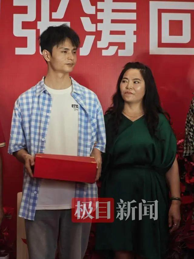 4歲男童家門(mén)口被抱走 父母尋找25年終團(tuán)聚 母子深情彌補(bǔ)缺失的愛(ài)