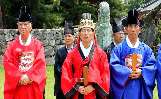 金文洙參拜麥克阿瑟銅像 紅袍祭祖引熱議
