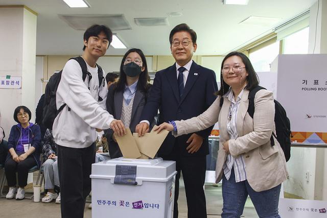 學者：李在明若勝將大幅調(diào)整外交政策 韓國大選臨近決策點