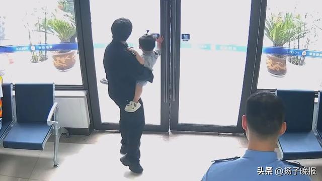 走失萌娃在派出所睡著 蜀黍暖心守護(hù)！