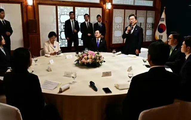 韓總統(tǒng)李在明攜夫人出席一紀念儀式 樸素典禮溫情互動