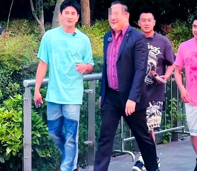 网友在上海安福路偶遇吴奇隆 54岁依旧青春焕发