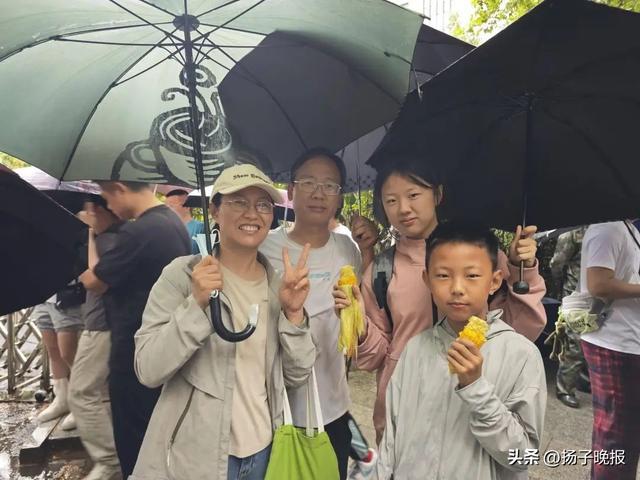 高考首日江蘇張家港考生雨中赴考 暖心護(hù)考氛圍濃
