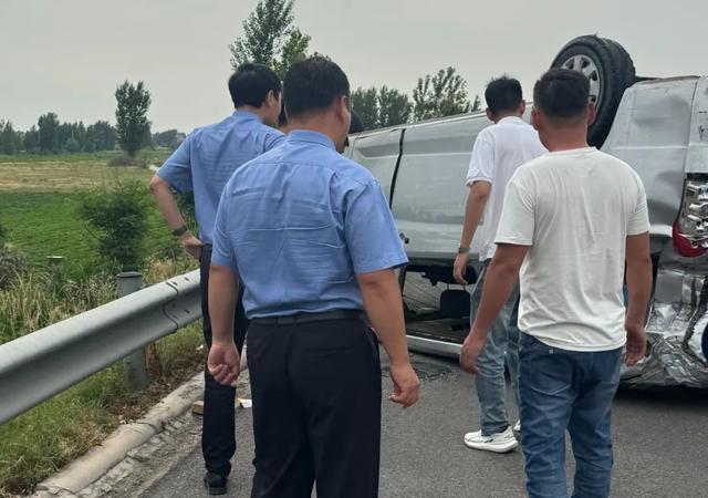 路遇交通事故检察干警施救 紧急救援显担当