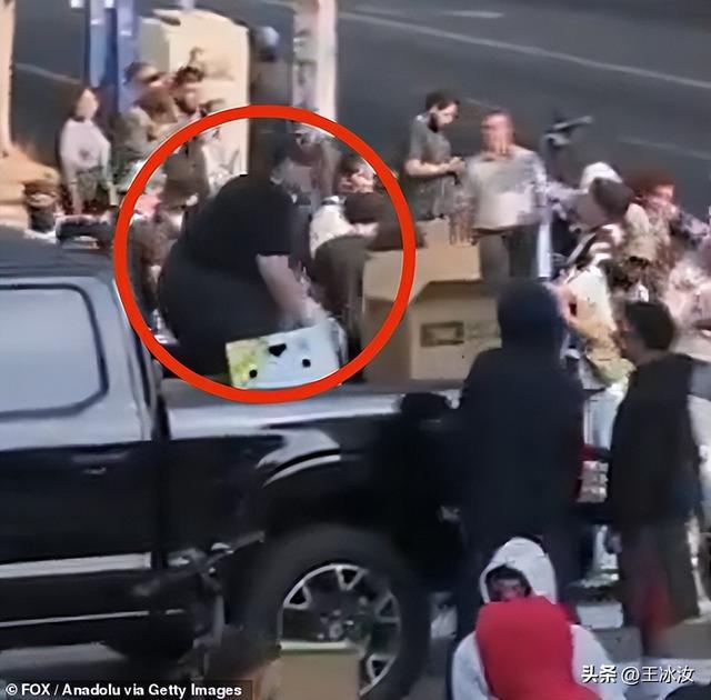 洛杉矶街头现神秘军火供应商 秘装备引发冲突升级