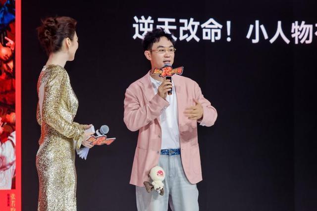 大鹏揭秘电影版《长安的荔枝》 讲述普通人“掀桌”之路
