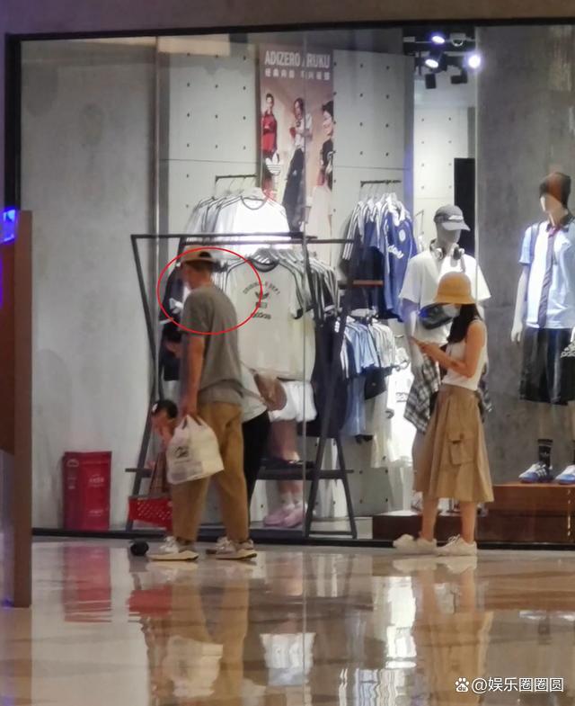 任重孫驍驍帶女兒逛街 低調(diào)家庭樂