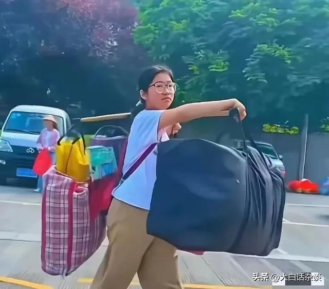 班主任回应女孩高考666分 成绩未公开引发关注