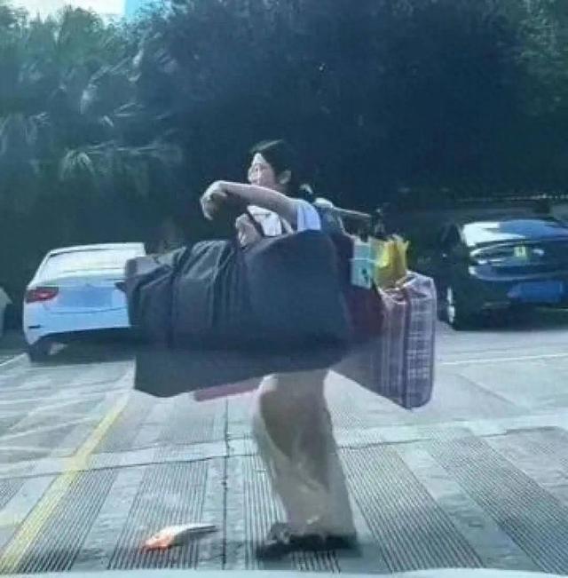 班主任辟谣扁担女孩考527分 尊重隐私获赞