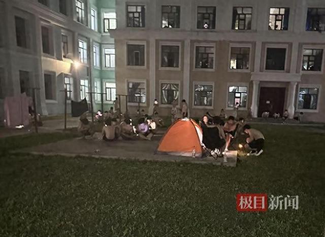 哈爾濱高溫 高校學(xué)生樓道睡覺
